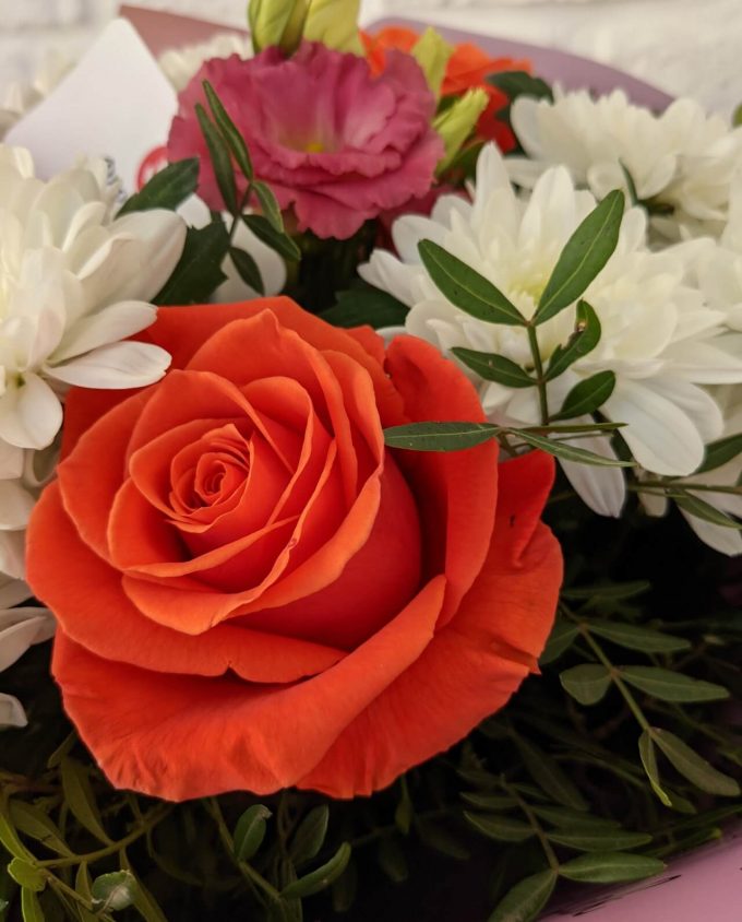 букет из роз с хризантемой