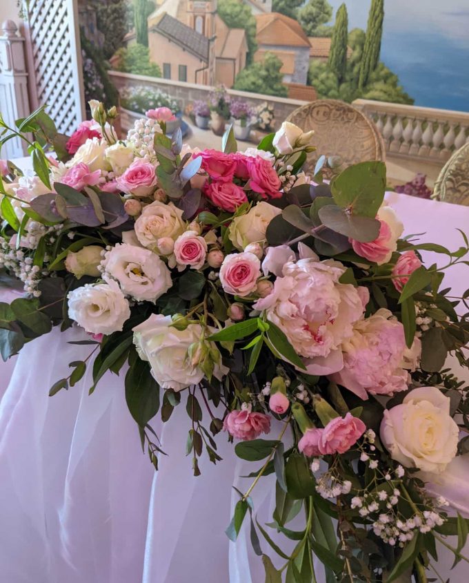 Украшение из цветов на свадебный стол