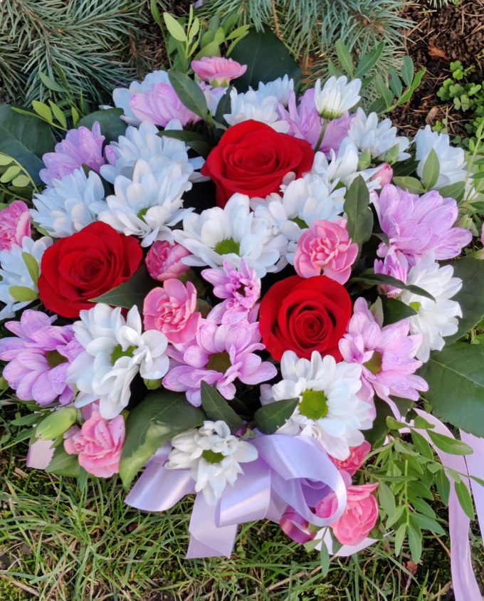 Цветочная композиция из роз и хризантем в коробке