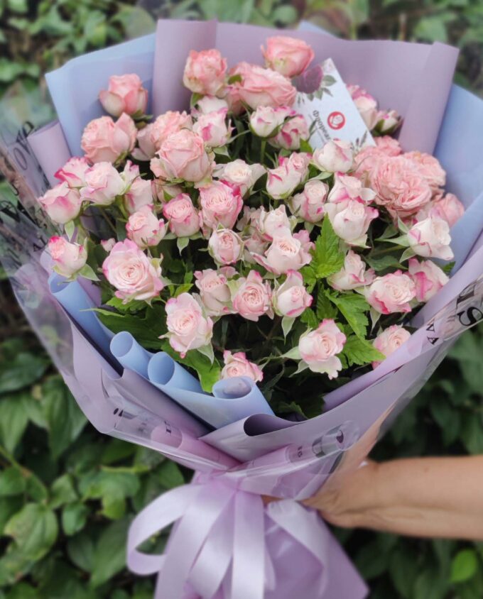 кустовые розы букет заказать в гомеле цветы