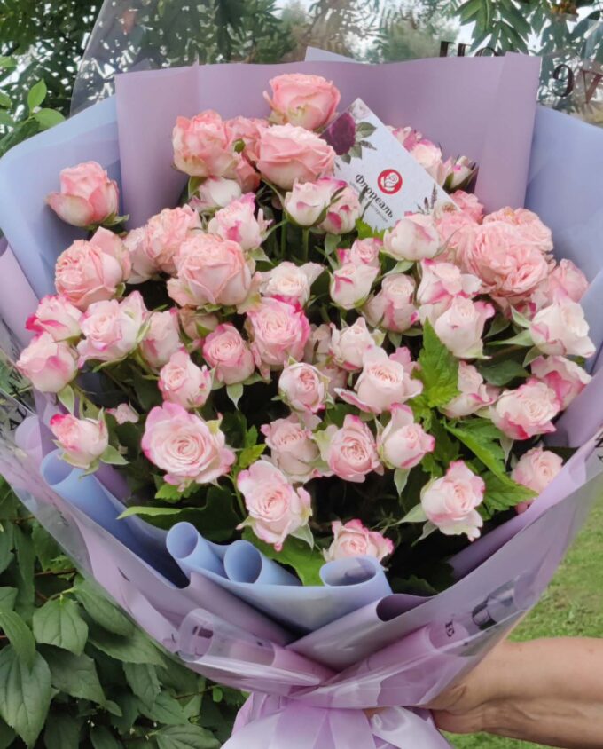 розовые кустовые розы букет